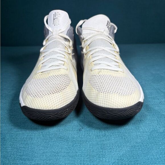 Size 7Y/8.5Women - Nike Kyrie Flytrap 5 shoes - Picture 4 of 9